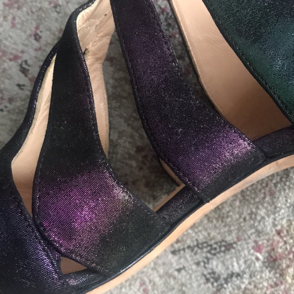 Iridescent purple leather cage sandals by Alejandro Ingelmo. - Picture 8 of 8